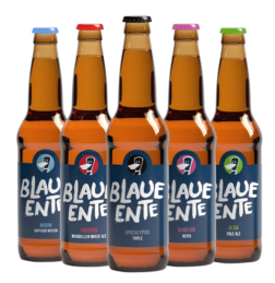 Verschiedene Bierflaschen von Blaue Ente